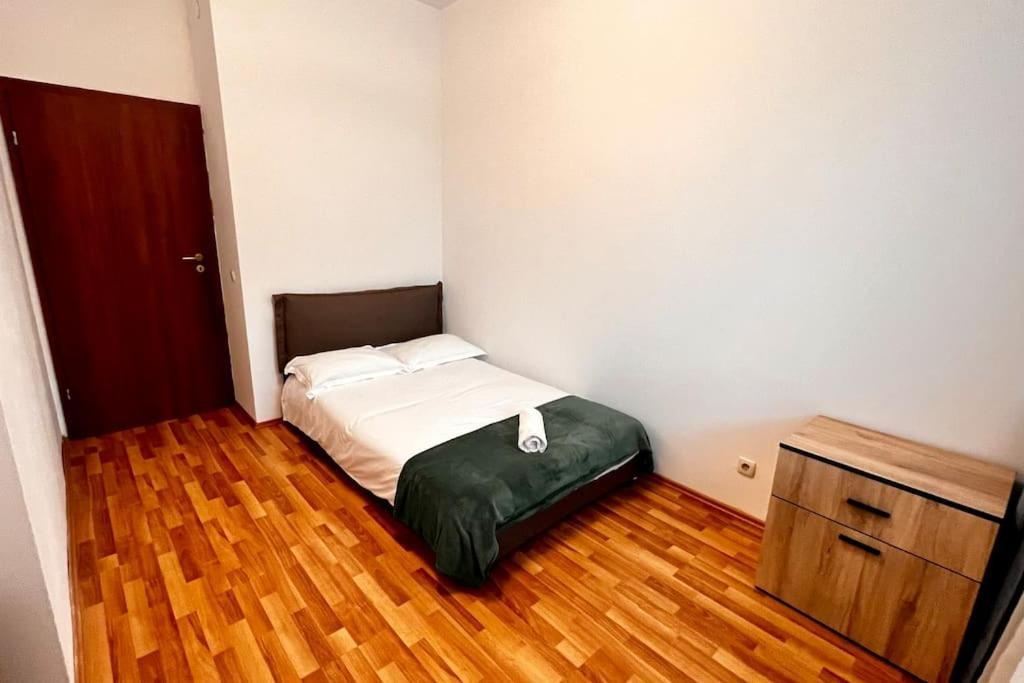 Otopeni Airport Apartment With Private Garden Exteriör bild