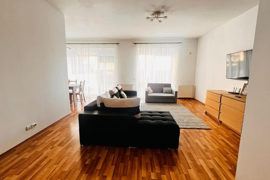 Otopeni Airport Apartment With Private Garden Exteriör bild
