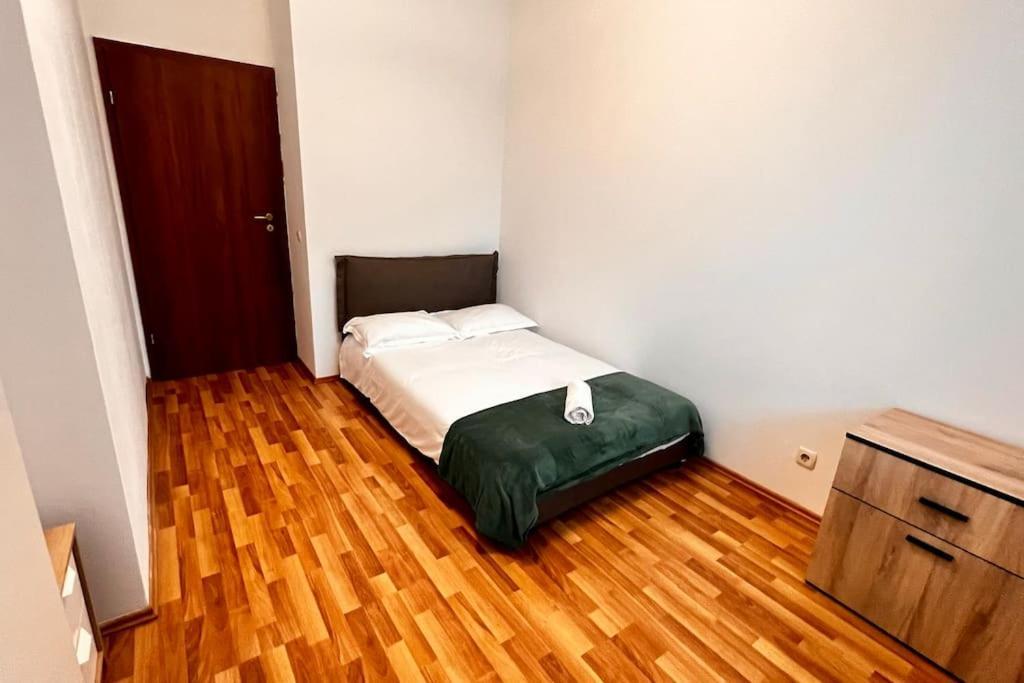 Otopeni Airport Apartment With Private Garden Exteriör bild