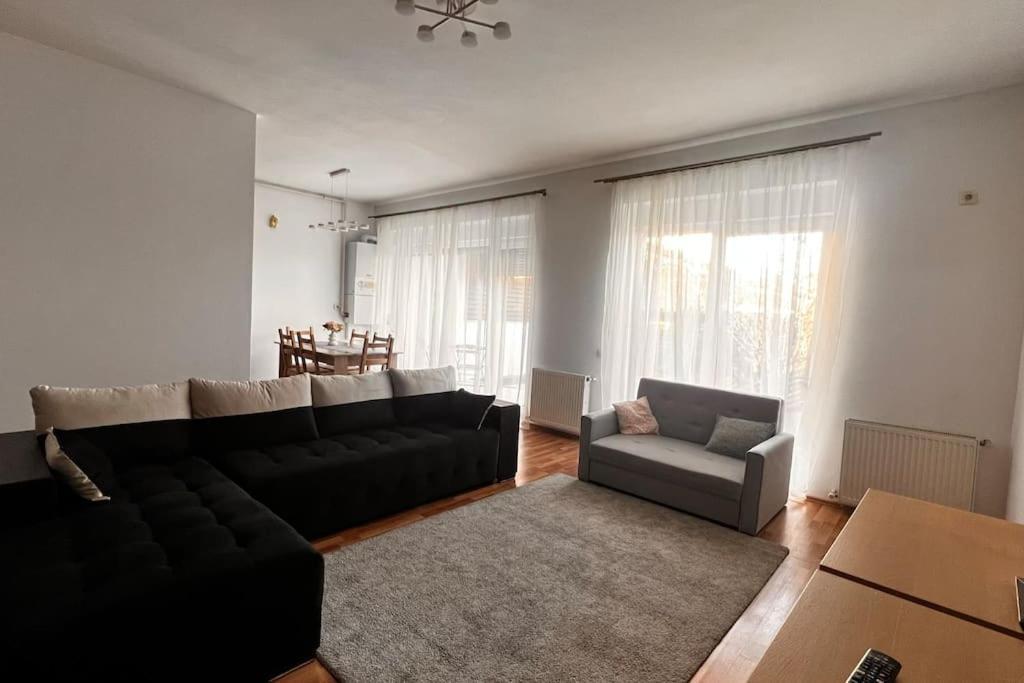 Otopeni Airport Apartment With Private Garden Exteriör bild