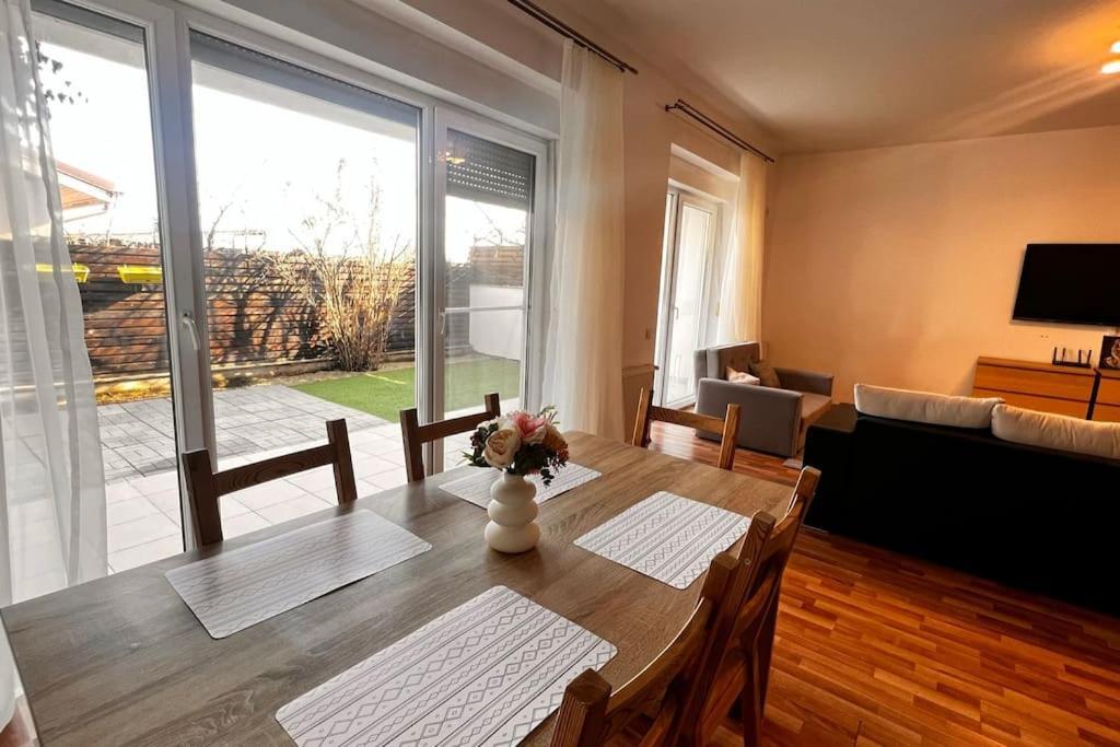Otopeni Airport Apartment With Private Garden Exteriör bild