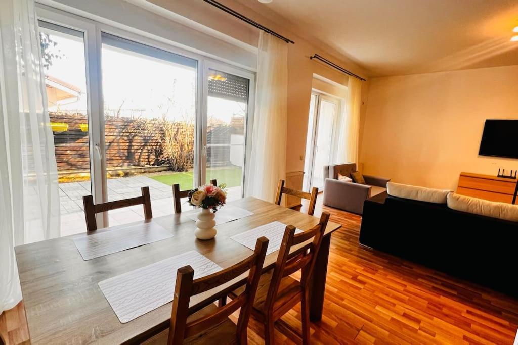 Otopeni Airport Apartment With Private Garden Exteriör bild